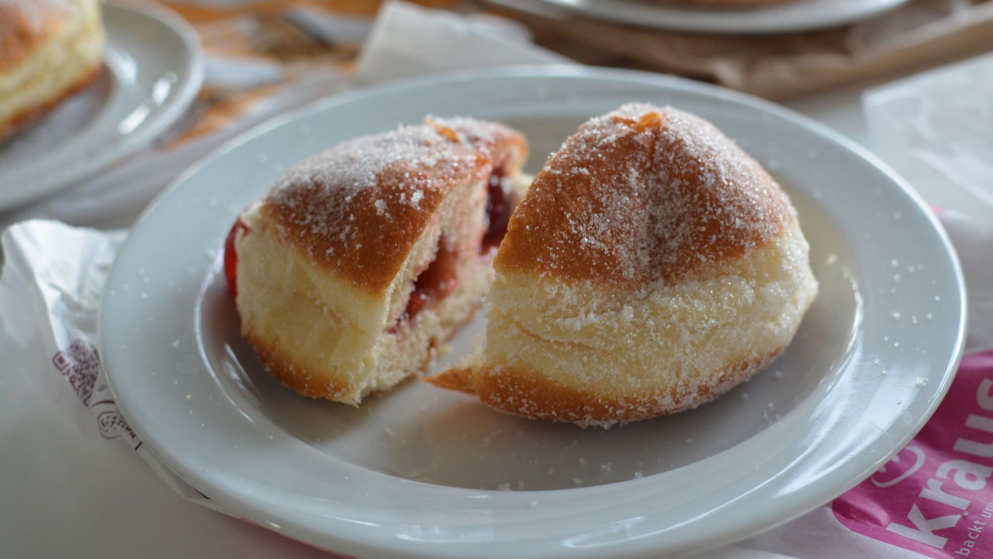 Ein aufgeschnittener Berlin mit zwei Marmeladenquellen.