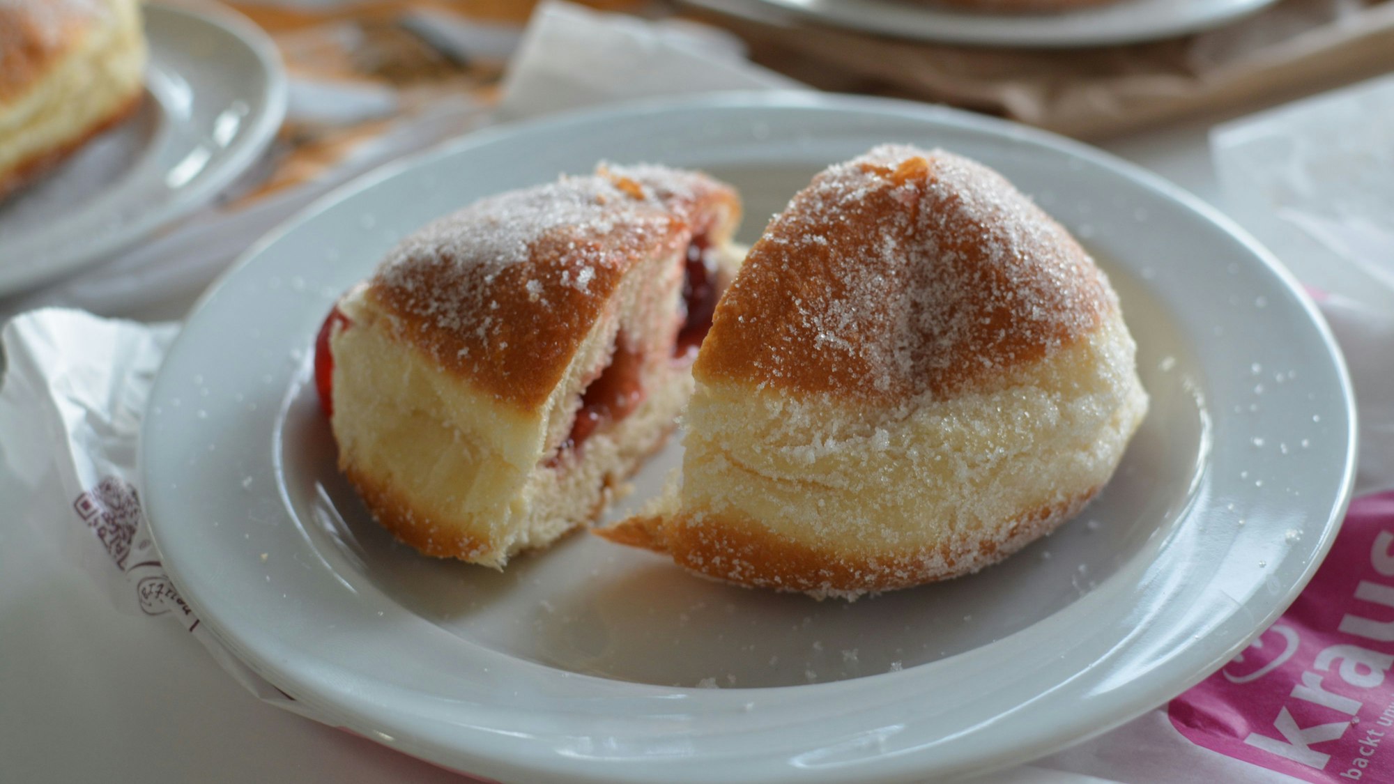 Ein aufgeschnittener Berlin mit zwei Marmeladenquellen.