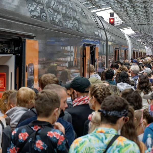27.08.2022, Köln: Reisende steigen am letzten 9-Euro-Ticket-Wochenende im Hauptbahnhof in den RE 5 nach Koblenz. Foto: Henning Kaiser/dpa +++ dpa-Bildfunk +++