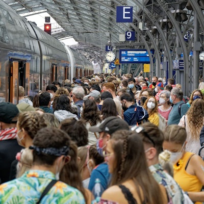 27.08.2022, Köln: Reisende steigen am letzten 9-Euro-Ticket-Wochenende im Hauptbahnhof in den RE 5 nach Koblenz. Foto: Henning Kaiser/dpa +++ dpa-Bildfunk +++
