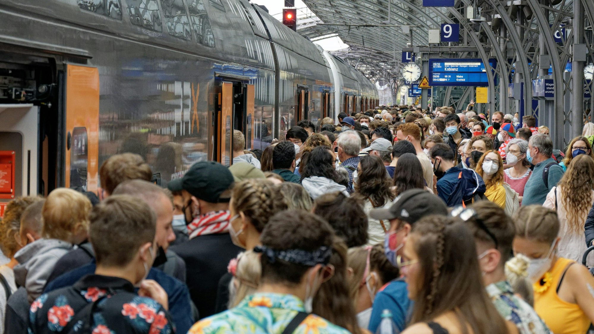27.08.2022, Köln: Reisende steigen am letzten 9-Euro-Ticket-Wochenende im Hauptbahnhof in den RE 5 nach Koblenz. Foto: Henning Kaiser/dpa +++ dpa-Bildfunk +++