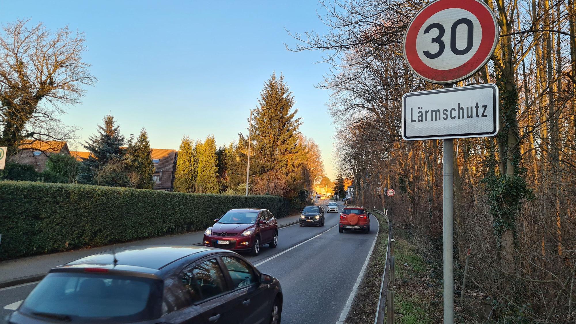 Das Foto zeigt Fahrzeuge, die die Landstraße 91 in Glessen befahren. Ein Tempo-30-Schild weist sie darauf hin, langsam zu fahren.