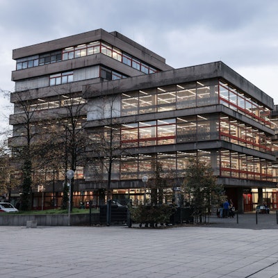 Die Kölner Zentalbibliothek in der Nähe des Neumarkts vor dunklen Wolken.