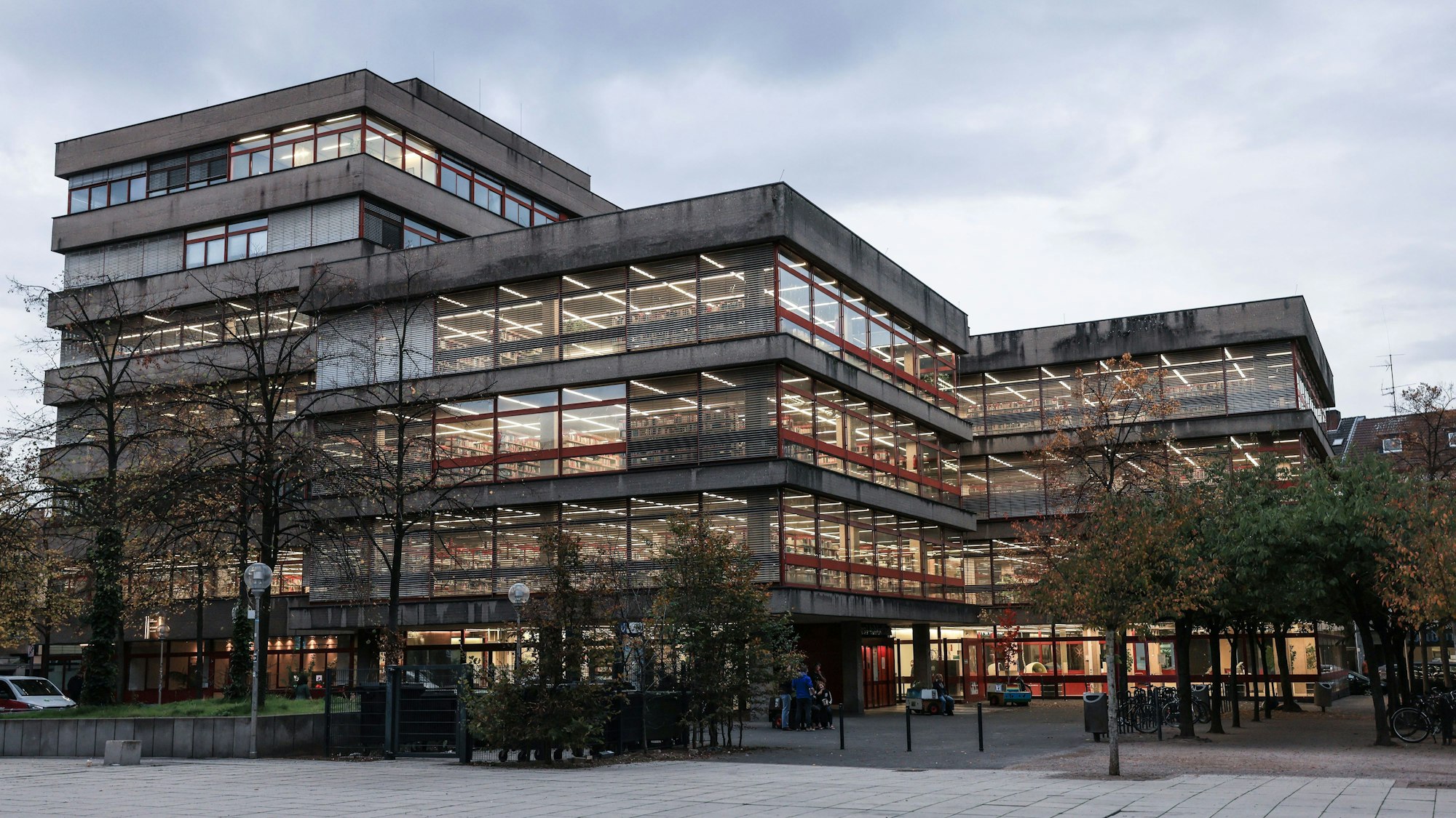 Die Kölner Zentalbibliothek in der Nähe des Neumarkts vor dunklen Wolken.