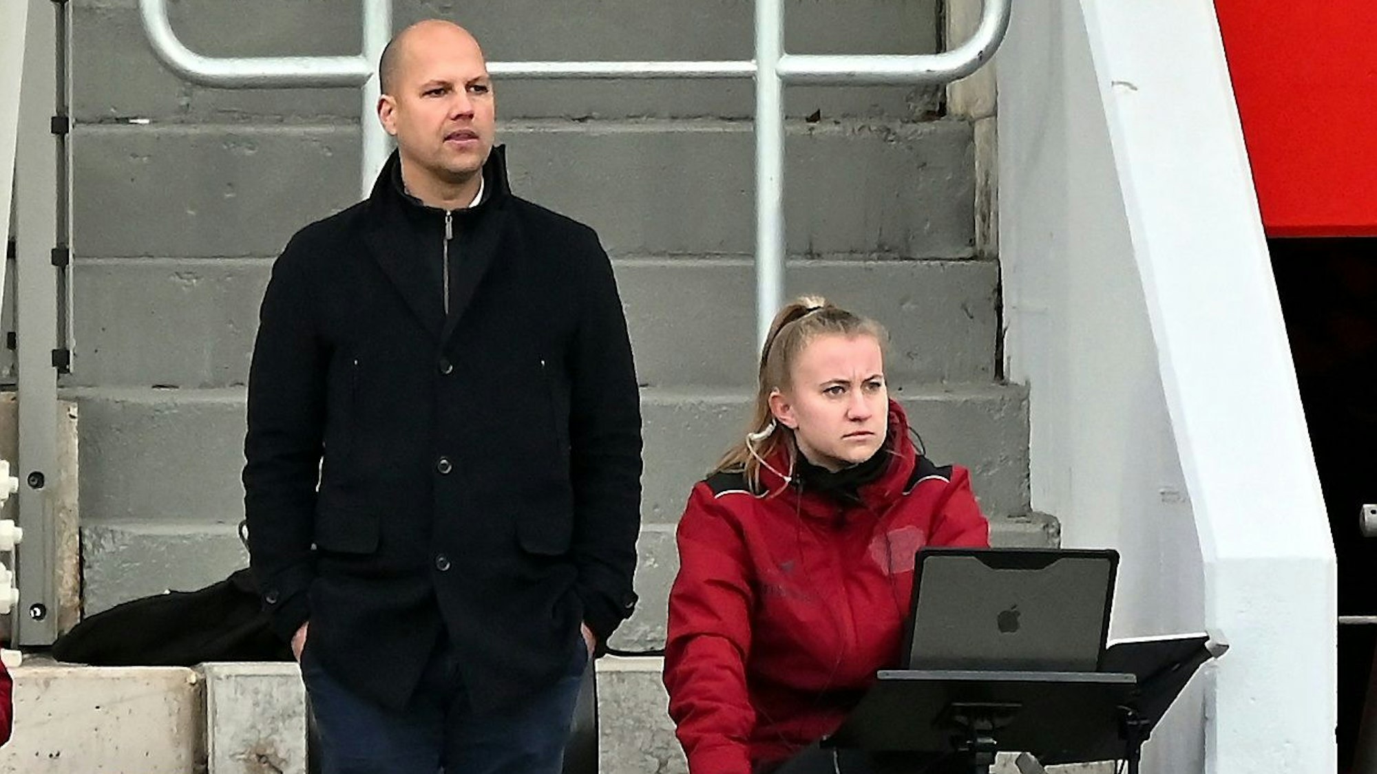 05.02.2023, Fussball-Bayer Leverkusen-Werder Bremen
TR: Robert de Pauw (Bayer)
rechts: Co.Tr. Jessie van den Broek (Bayer)
Foto: Uli Herhaus
