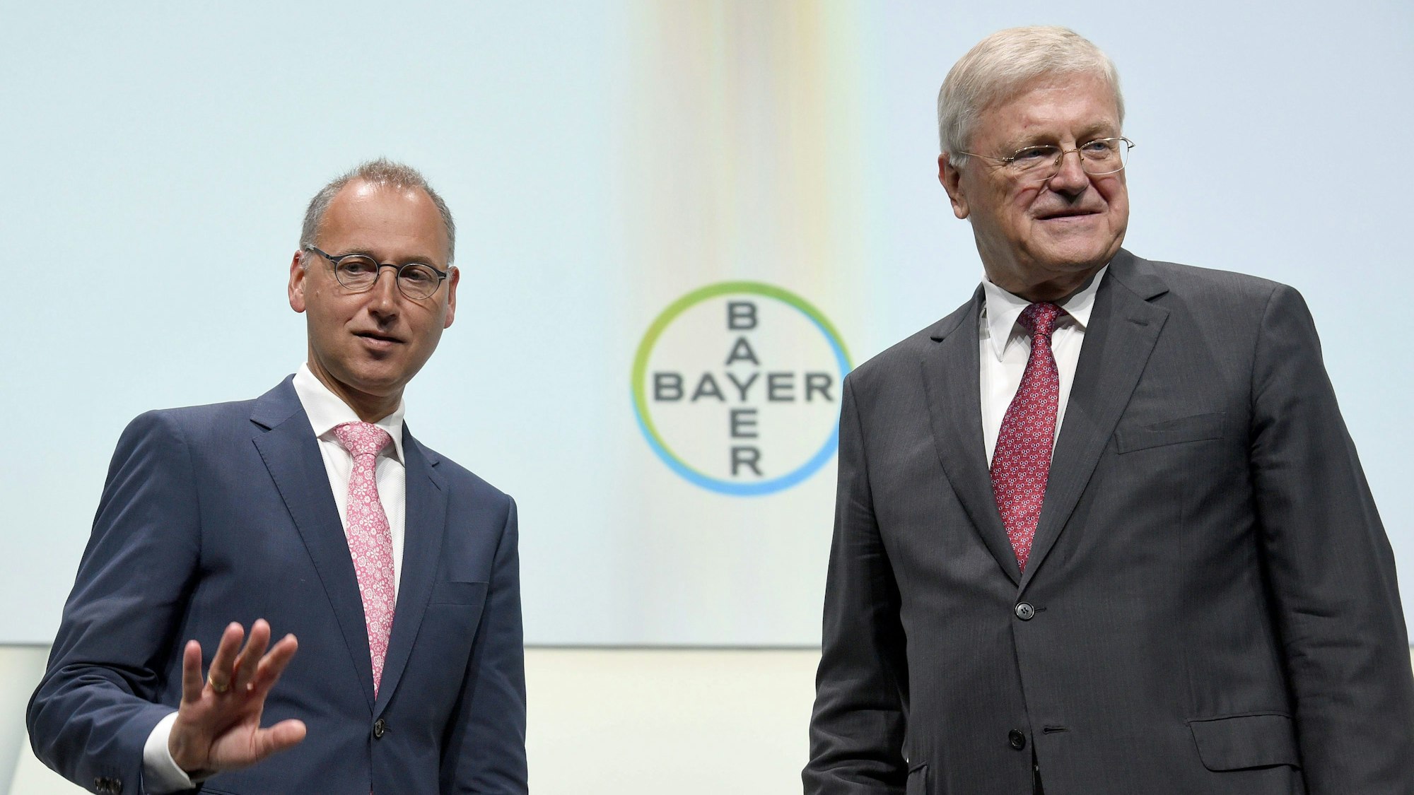 Werner Baumann und Werner Wenning vor einem Bayer-Emblem