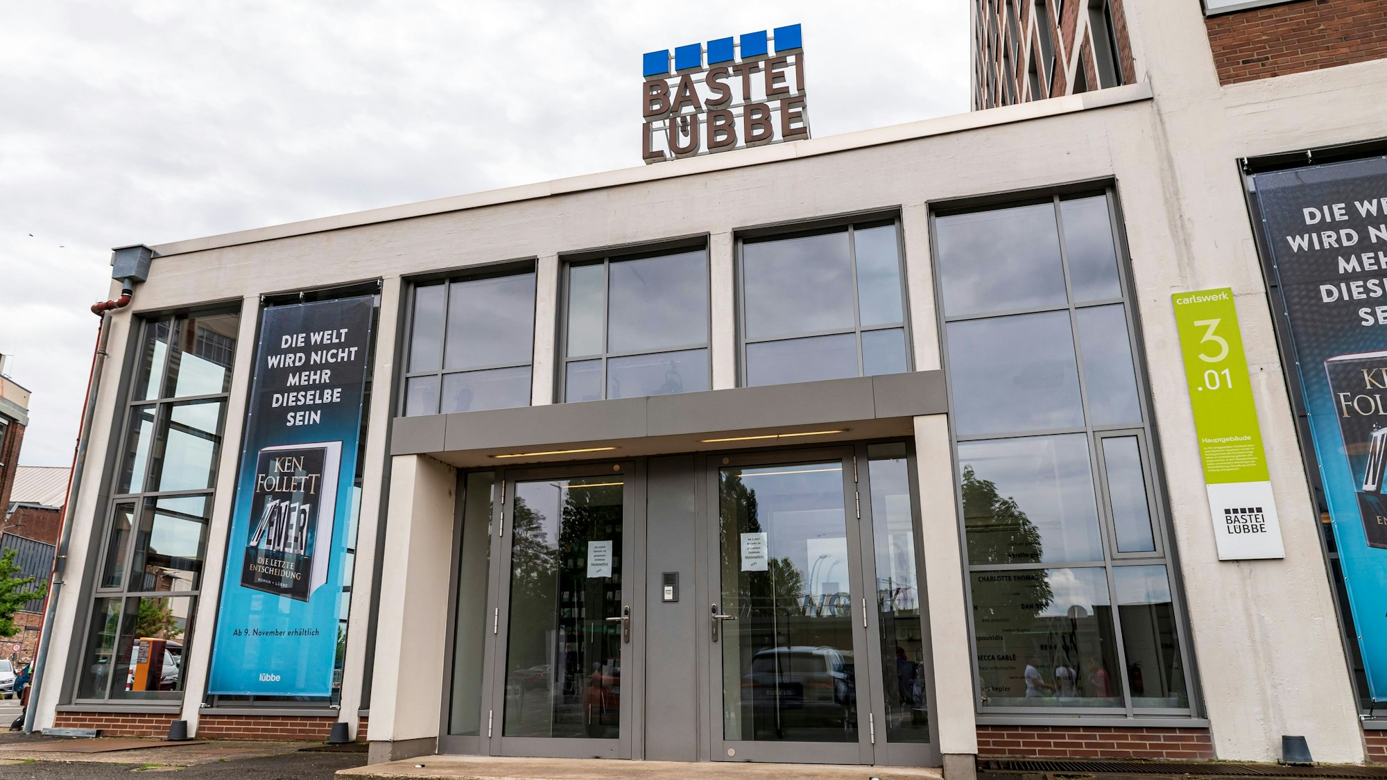 12.07.2021, Köln:
Außenaufnahme des Verlags Bastei Lübbe, der sich im Carlswerk im Kölner Stadtteil Mülheim befindet.
Die Bastei Lübbe AG ist eine der größten Verlagsgruppen Deutschlands.
Die Aktien des Unternehmens werden seit dem 8. Oktober 2013 im Prime Standard der Frankfurter Wertpapierbörse gehandelt.
Montag 12. Juli 2021
Aufgenommen am: 12.07.2021
Foto: Alexander Roll (Staff)