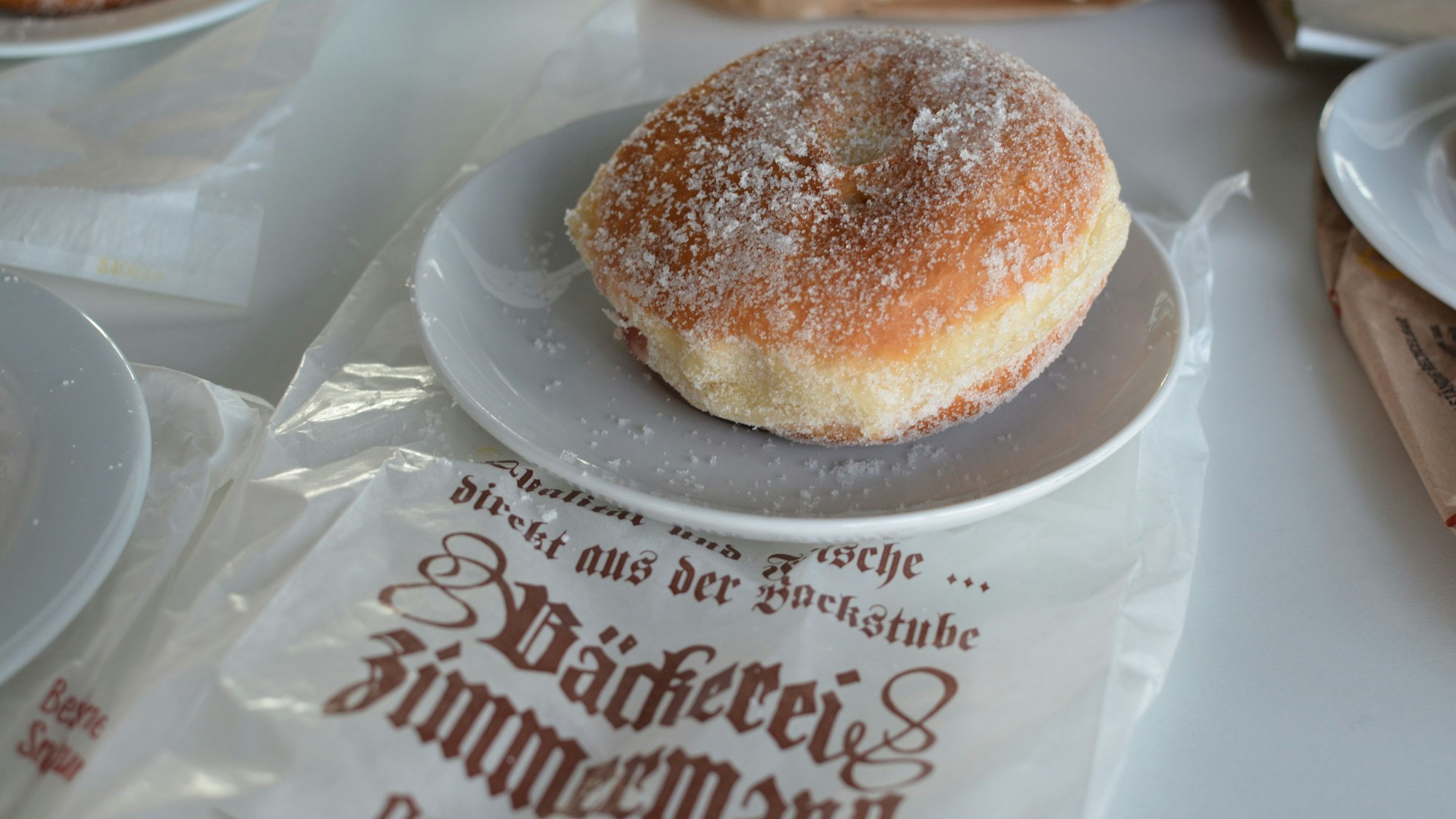 Ein Berliner auf einem Teller.