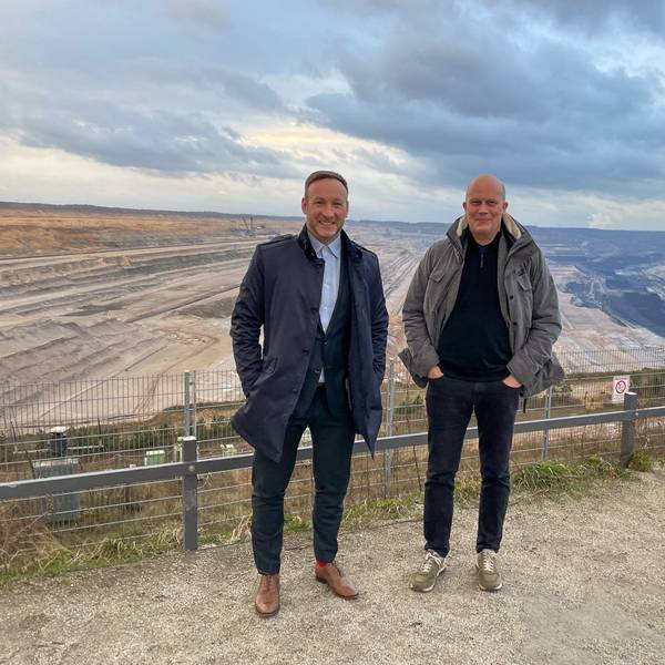 Elsdorfs Bürgermeister Andreas Heller (Bürgermeister) – hier mit Robert Broesi von der Must Städtebau GmbH – an der Abbruchkante des Tagebaus.