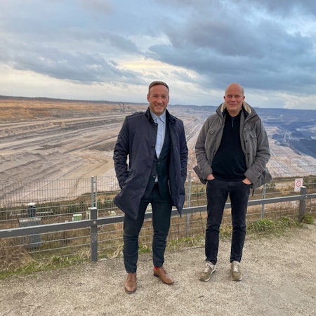 Elsdorfs Bürgermeister Andreas Heller (Bürgermeister) – hier mit Robert Broesi von der Must Städtebau GmbH – an der Abbruchkante des Tagebaus.