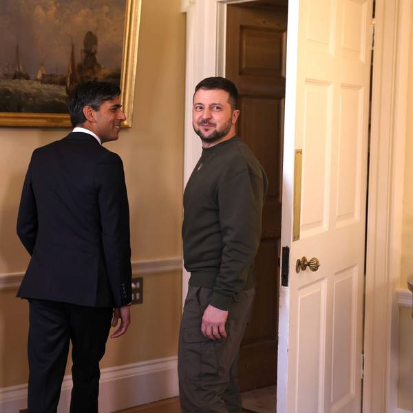 Wolodymyr Selenskyj (r), Präsident der Ukraine, trifft Rishi Sunak, Premierminister von Großbritannien, zum Gespräch