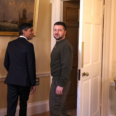 Wolodymyr Selenskyj (r), Präsident der Ukraine, trifft Rishi Sunak, Premierminister von Großbritannien, zum Gespräch