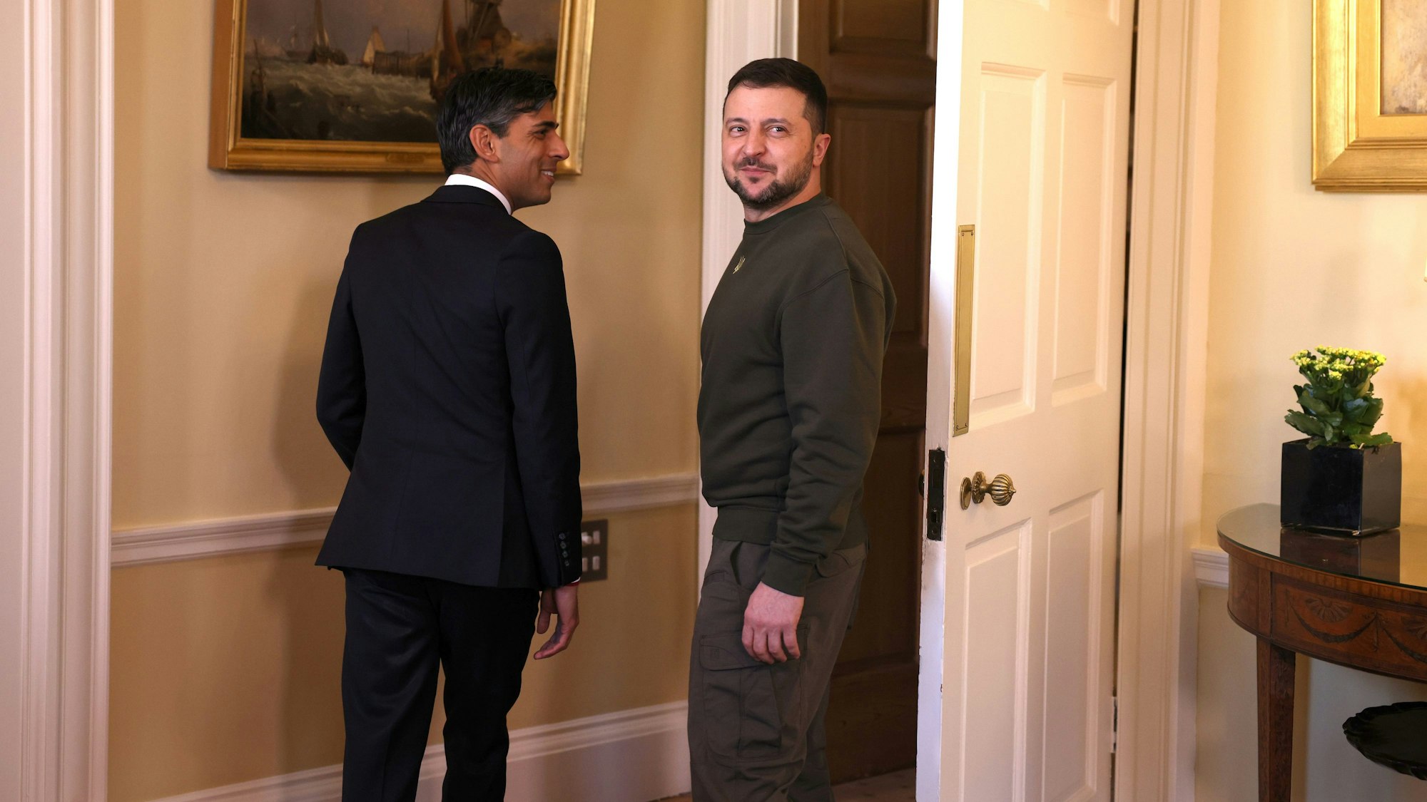 Wolodymyr Selenskyj (r), Präsident der Ukraine, trifft Rishi Sunak, Premierminister von Großbritannien, zum Gespräch