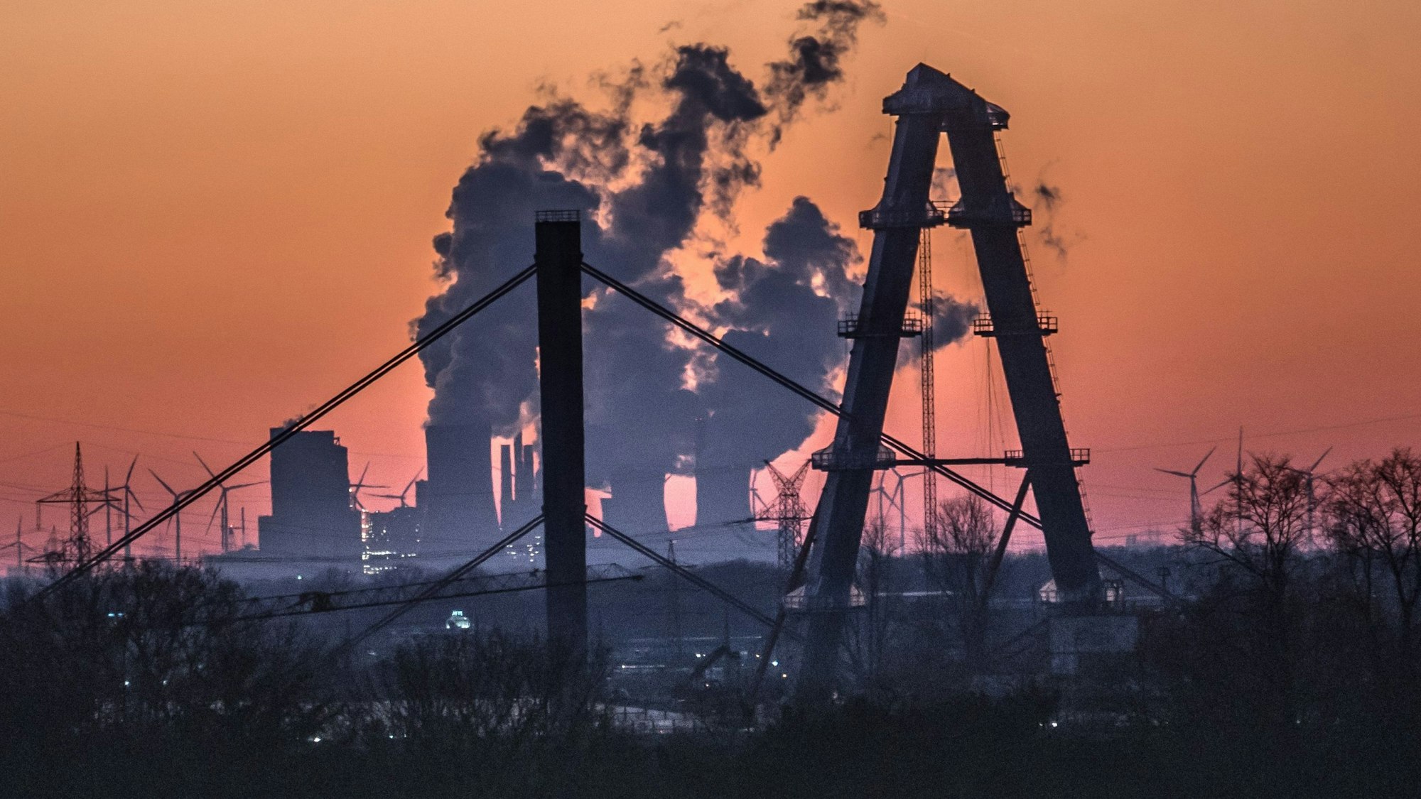 Der alte und der neue Brückenpylon und das Kraftwerk Frimmersdorf, das genau 29 Kilometer entfernt steht.