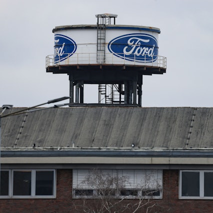Der Autobauer Ford will an seinem Kölner Standort nach Angaben des Betriebsrats im großen Stil Jobs abbauen.