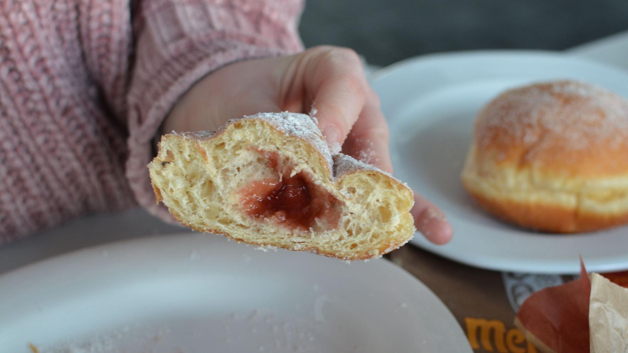Ein aufgeschnittener Berliner.