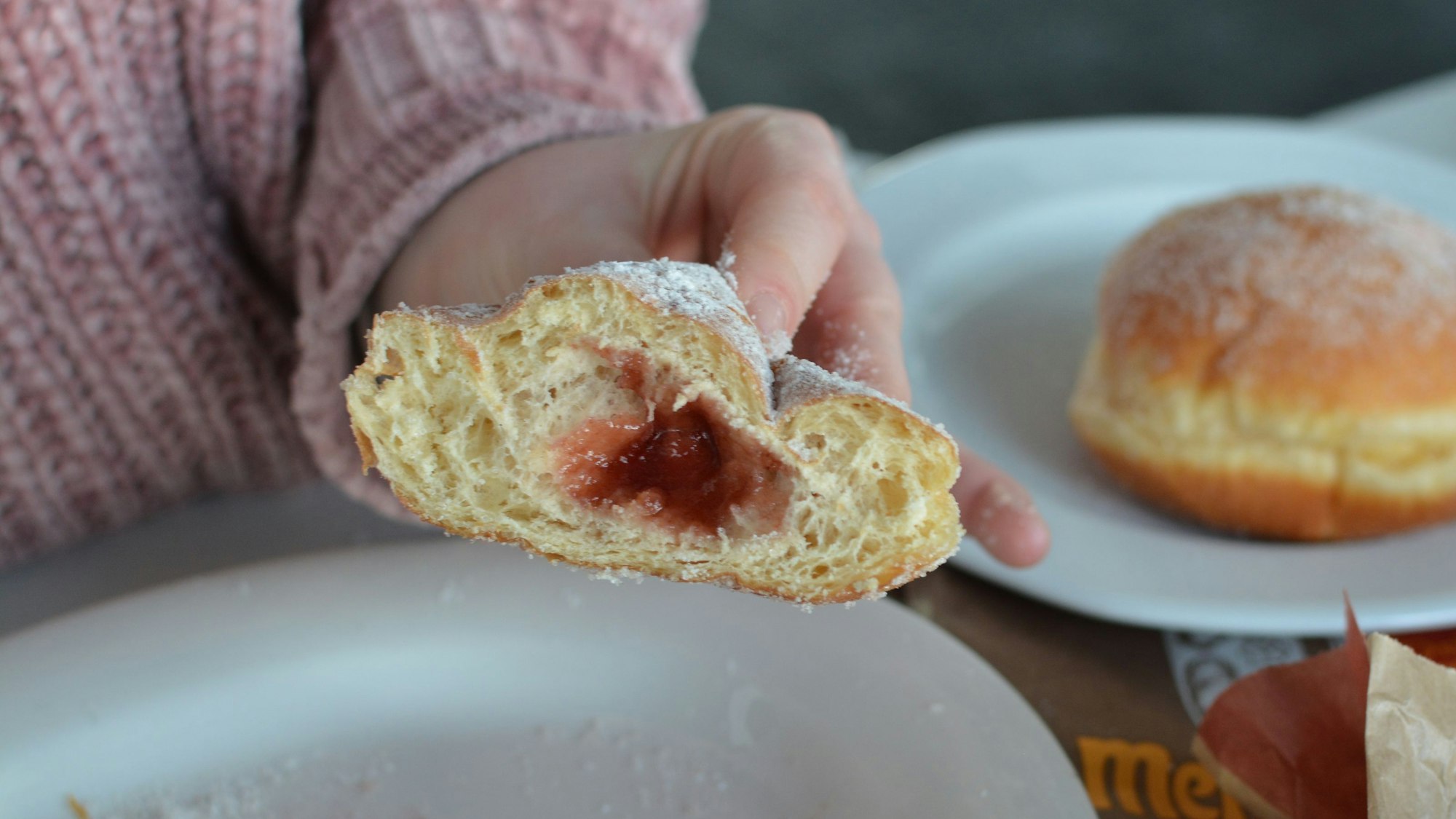 Ein aufgeschnittener Berliner.