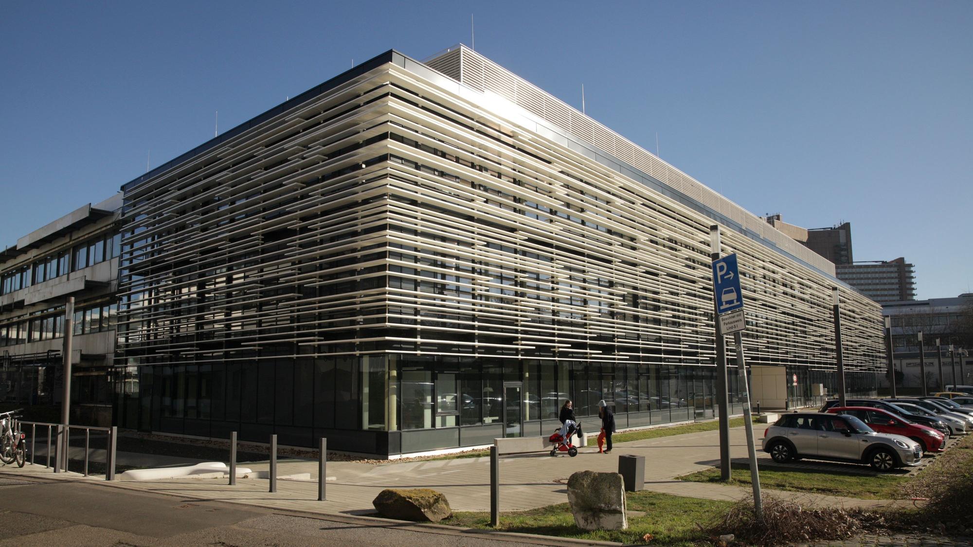 Der Physik-Neubau im Grüngürtel an der Zülpicher Straße 77.