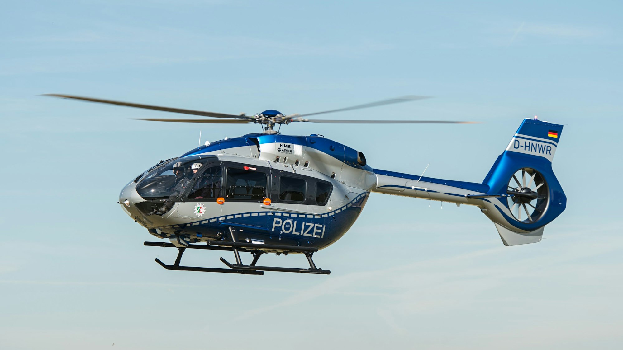 Ein Polizeihubschrauber fliegt.