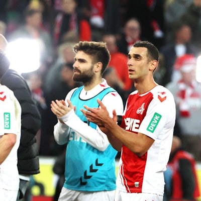 Ellyes Skhiri (r.) und Nikola Soldo applaudieren den FC-Fans nach dem Spiel gegen RB Leipzig.