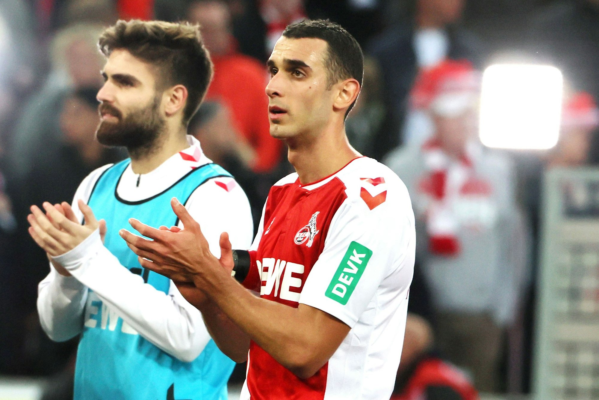 Ellyes Skhiri (r.) und Nikola Soldo applaudieren den FC-Fans nach dem Spiel gegen RB Leipzig.
