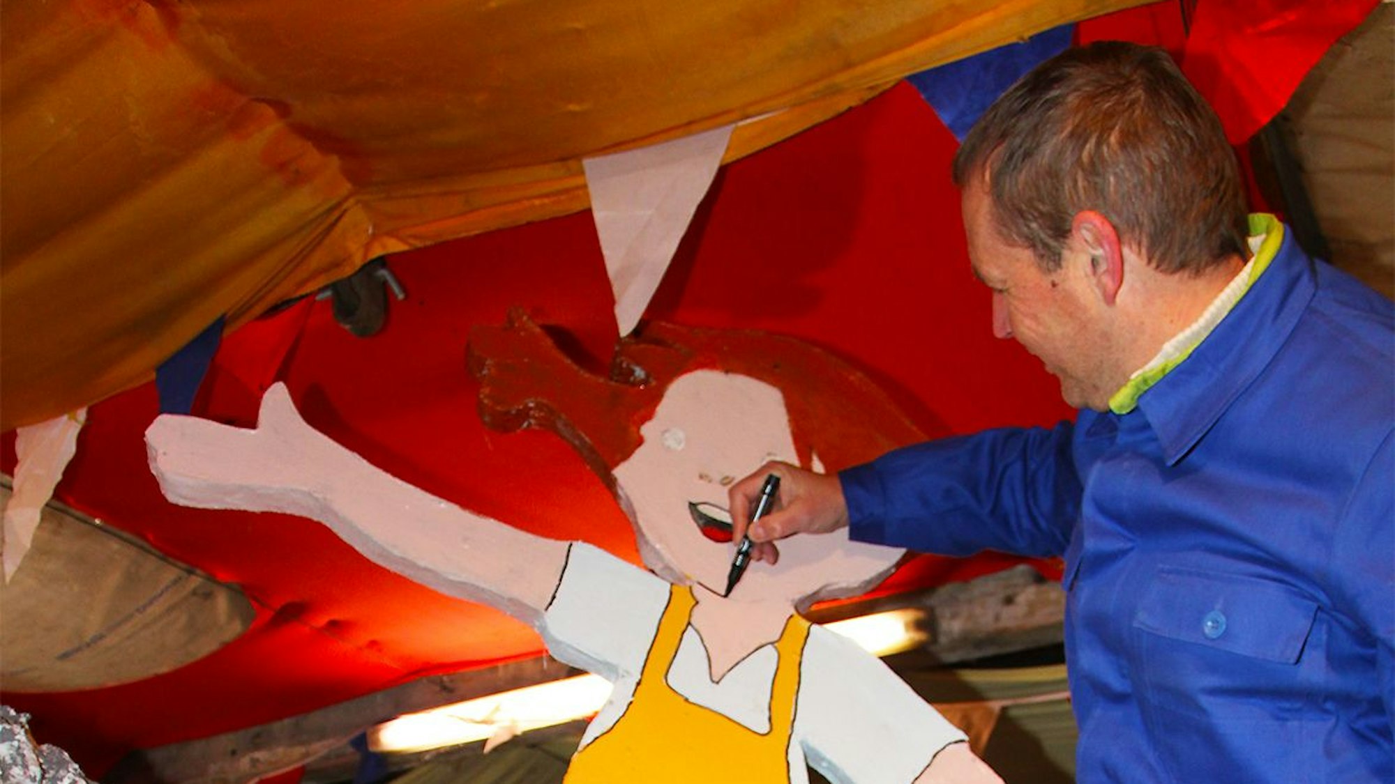 Es ist Sinzigs Neffe zu sehen, wie er den Kopf von Pipi Langstrumpf bemalt.