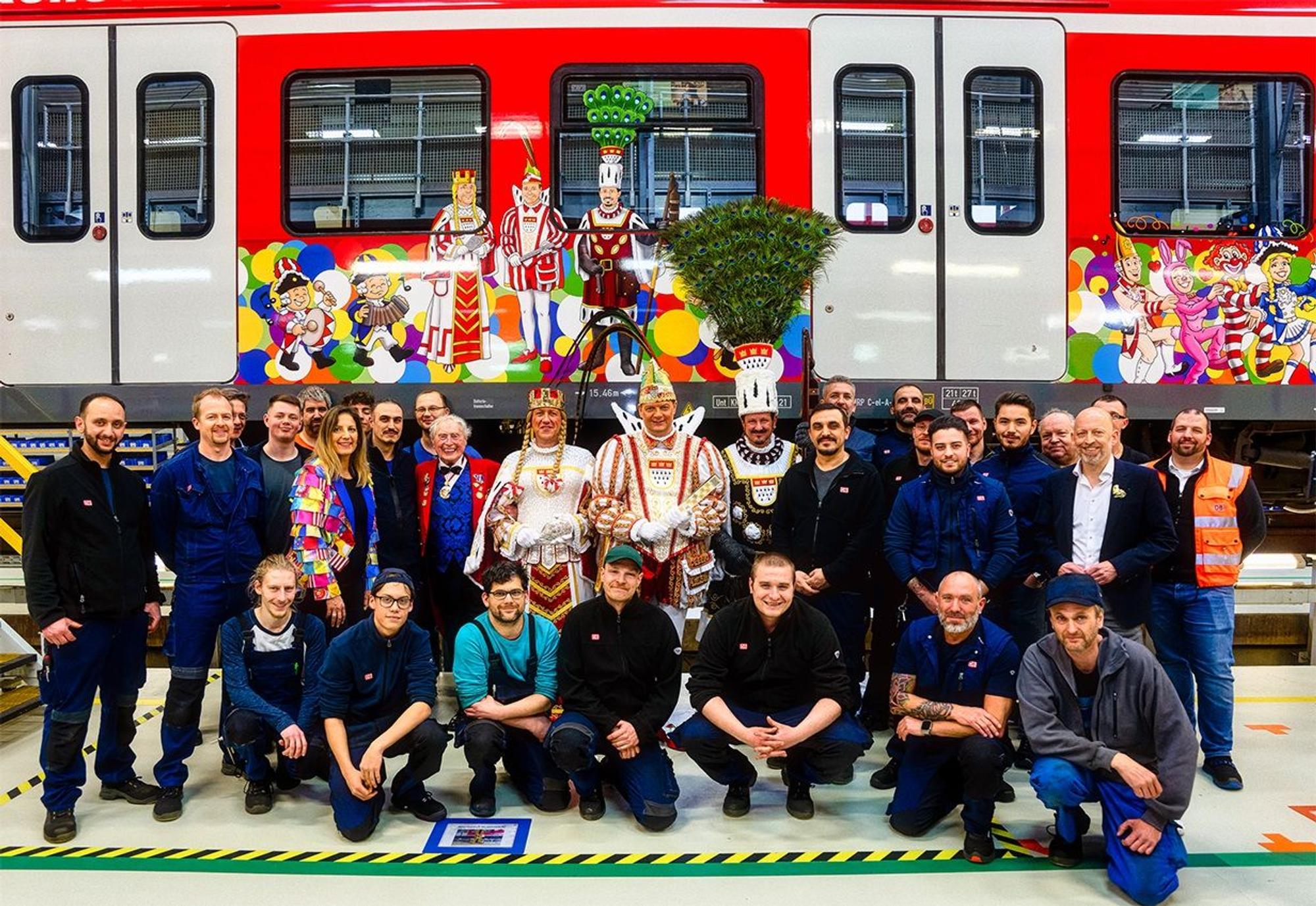 Die S-Bahn mit karnevalistischen Motiven wie Dreigestirn, Höhner oder Ludwig Sebus wird vorgestellt.