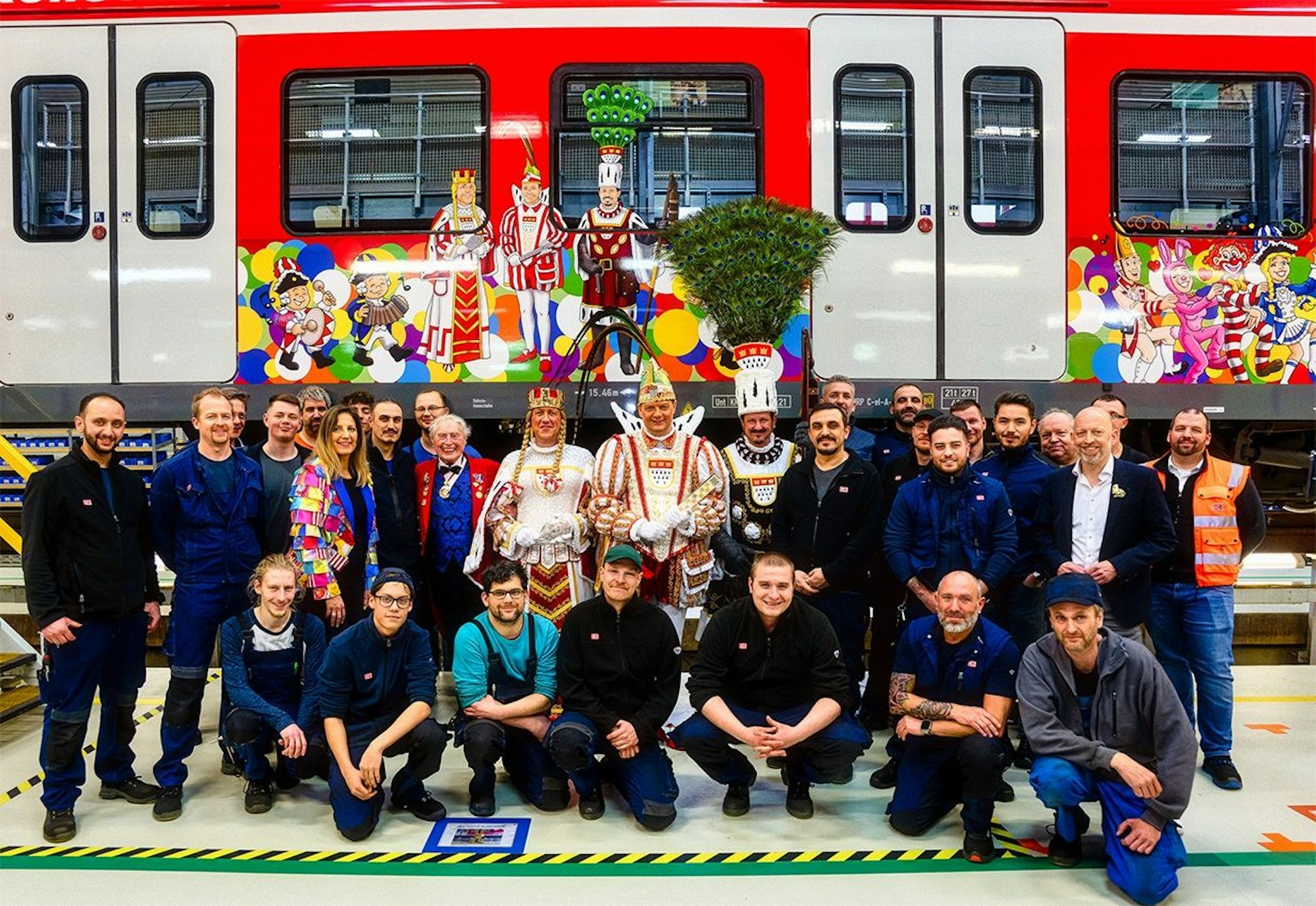 Die S-Bahn mit karnevalistischen Motiven wie Dreigestirn, Höhner oder Ludwig Sebus wird vorgestellt.