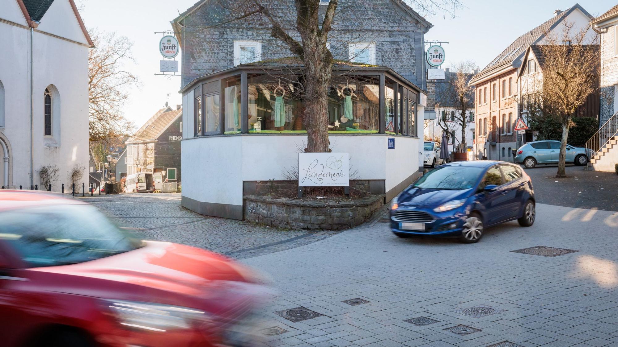 Die Kreuzung Marktstraße und Hauptstraße in Nümbrecht mit zwei fahrenden Autos.