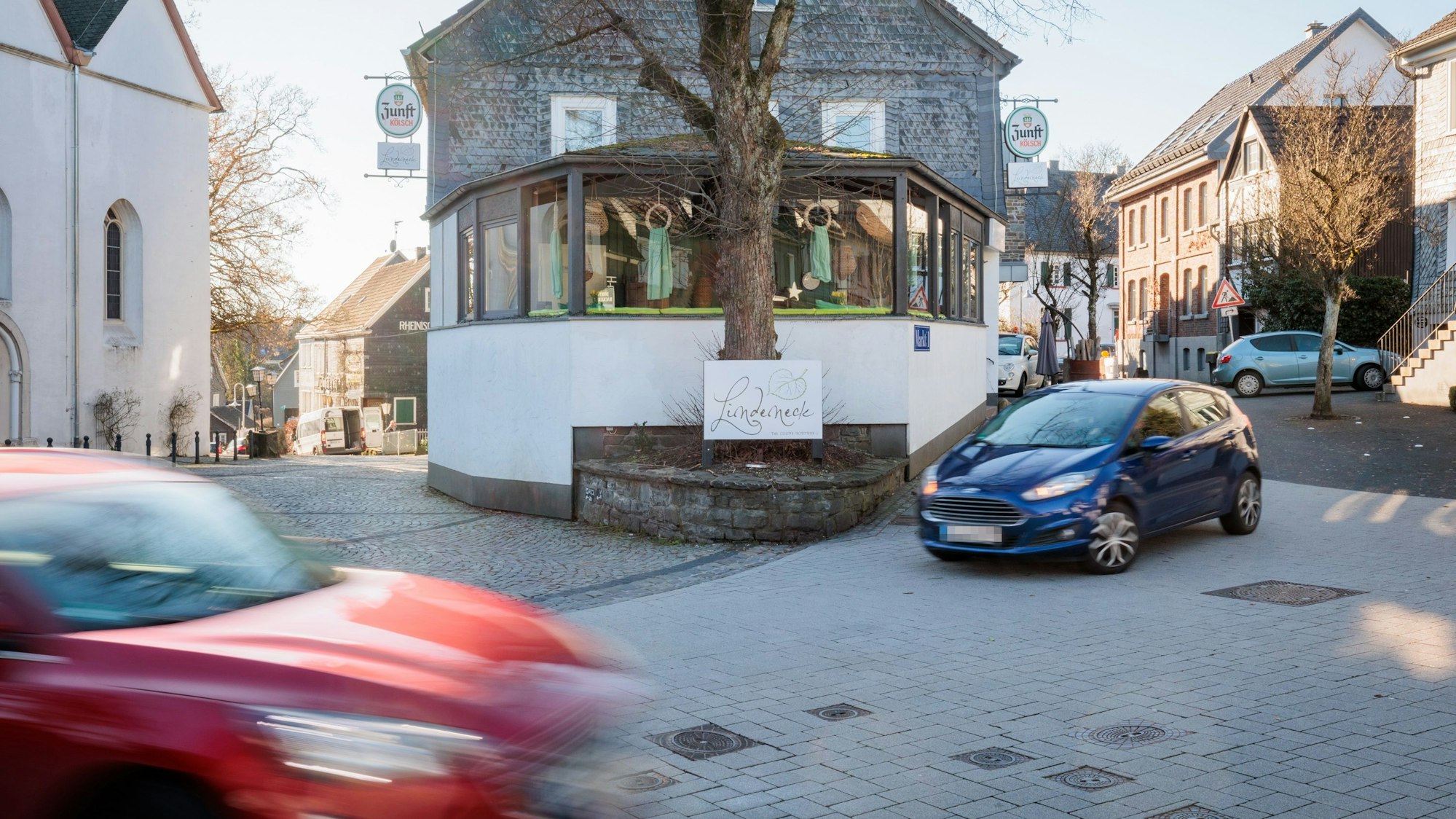 Die Kreuzung Marktstraße und Hauptstraße in Nümbrecht mit zwei fahrenden Autos.
