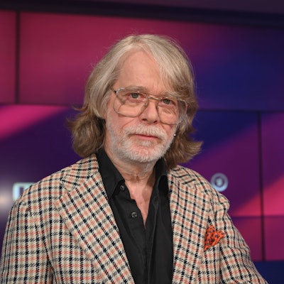 Helge Schneider vor dem Maischberger-Screen.