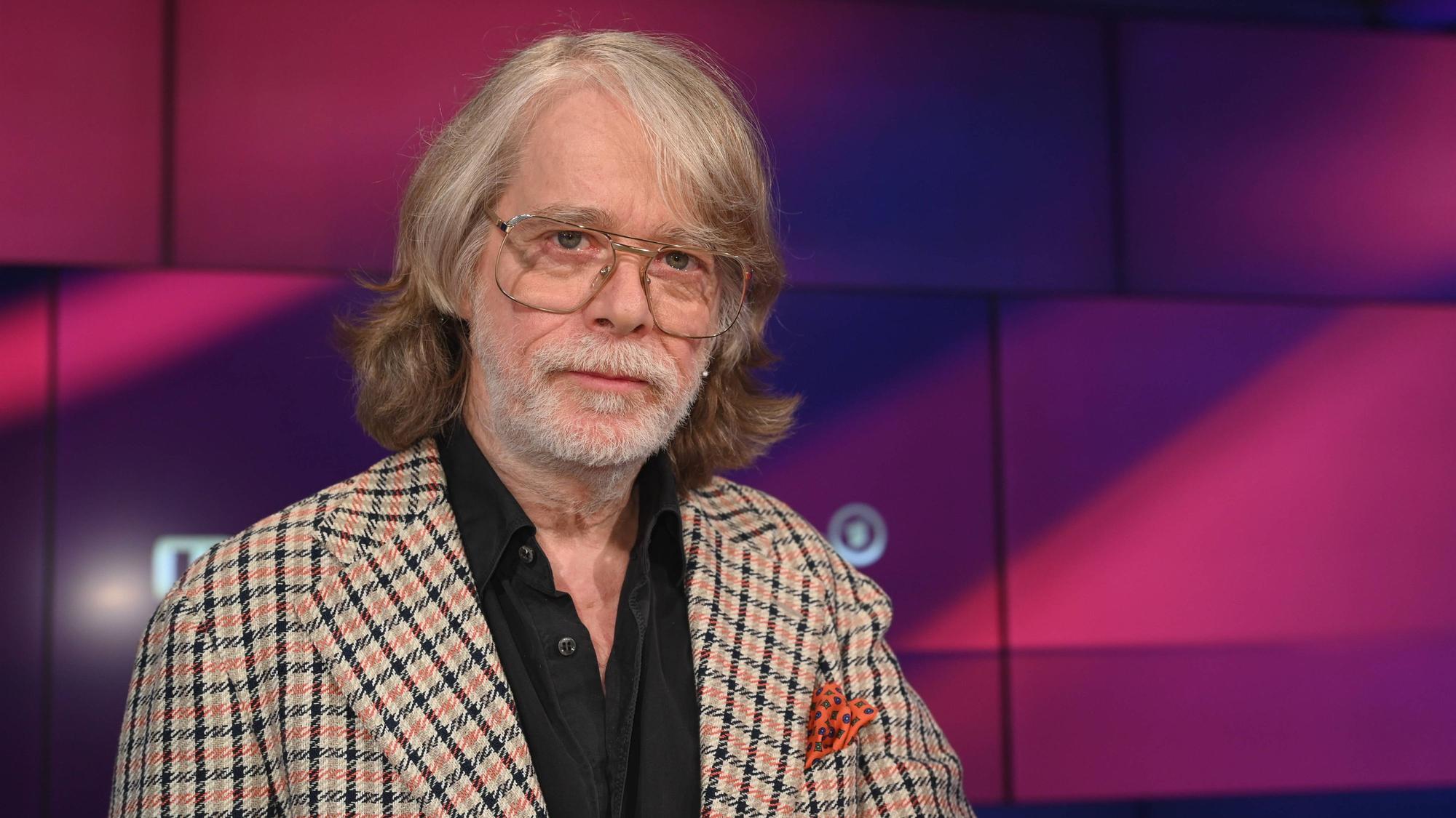 Helge Schneider vor dem Maischberger-Screen.