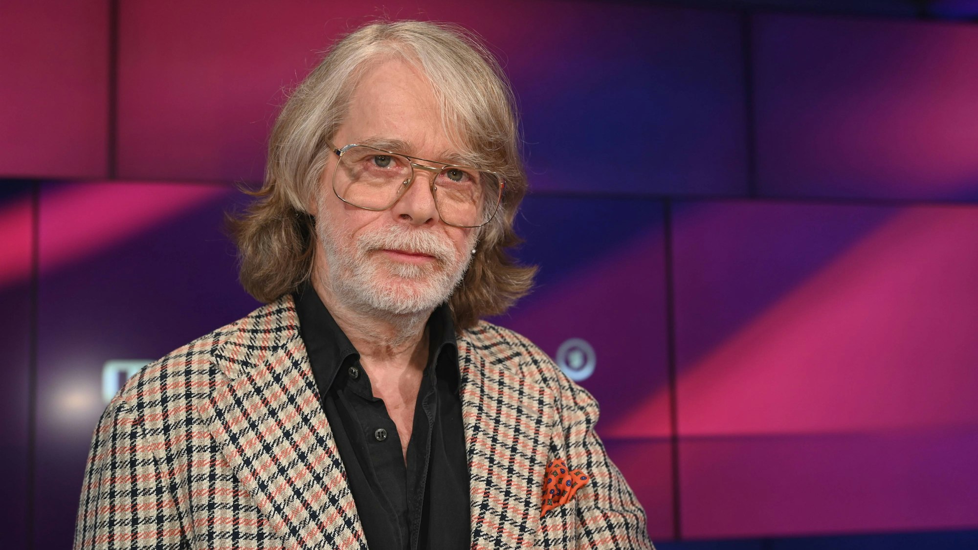 Helge Schneider vor dem Maischberger-Screen.