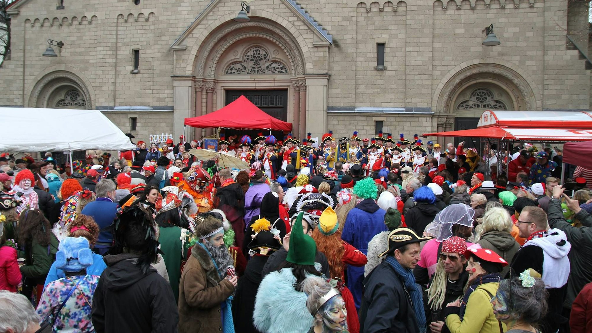 Weiberfastnacht vor der Kirche St. Nikolaus an der Berrenrather Straße