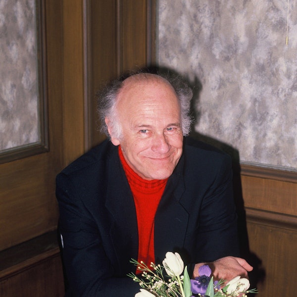 Dieter Schaad in der ARD-Serie „Lindenstrasse“, er lächelt in die Kamera.