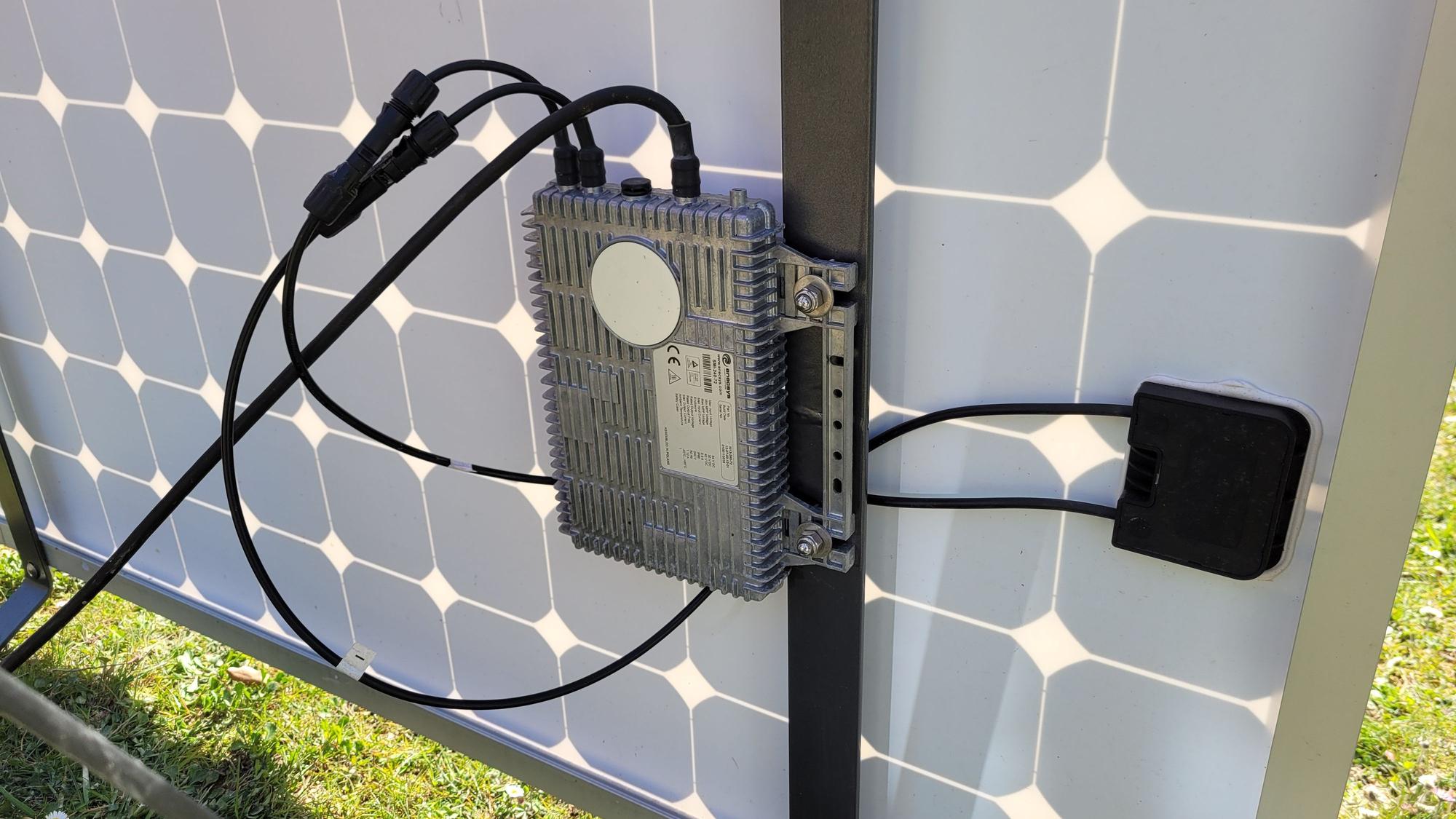 Wechselrichteran einer Mini-PV-Anlage.