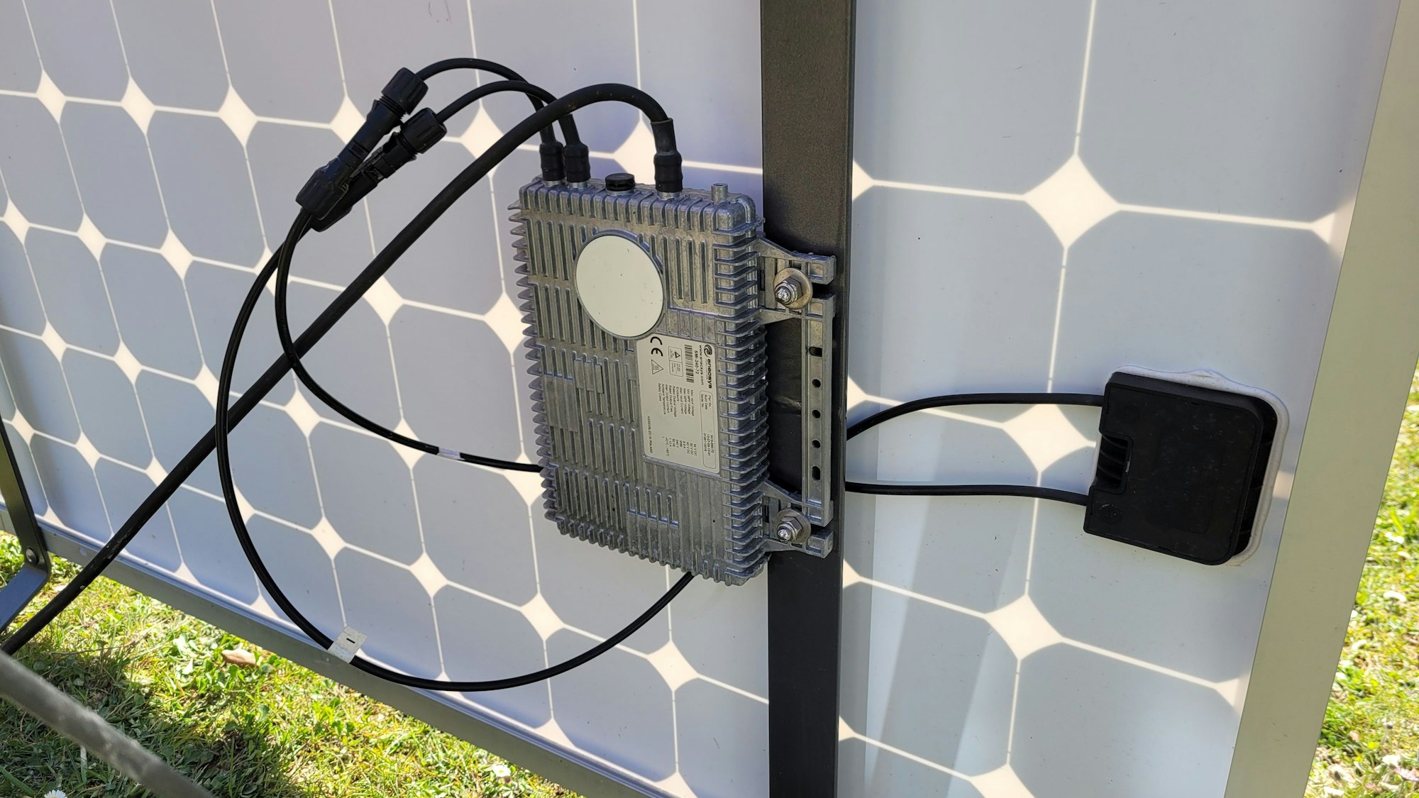 Wechselrichteran einer Mini-PV-Anlage.