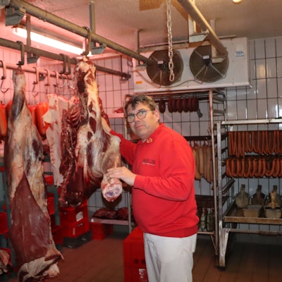 Das Foto zeigt Metzgermeister Wolfgang Axer aus Erftstadt. Er ist entsetzt über die Praktiken in einigen Schlachthöfen im Rhein-Erft-Kreis.