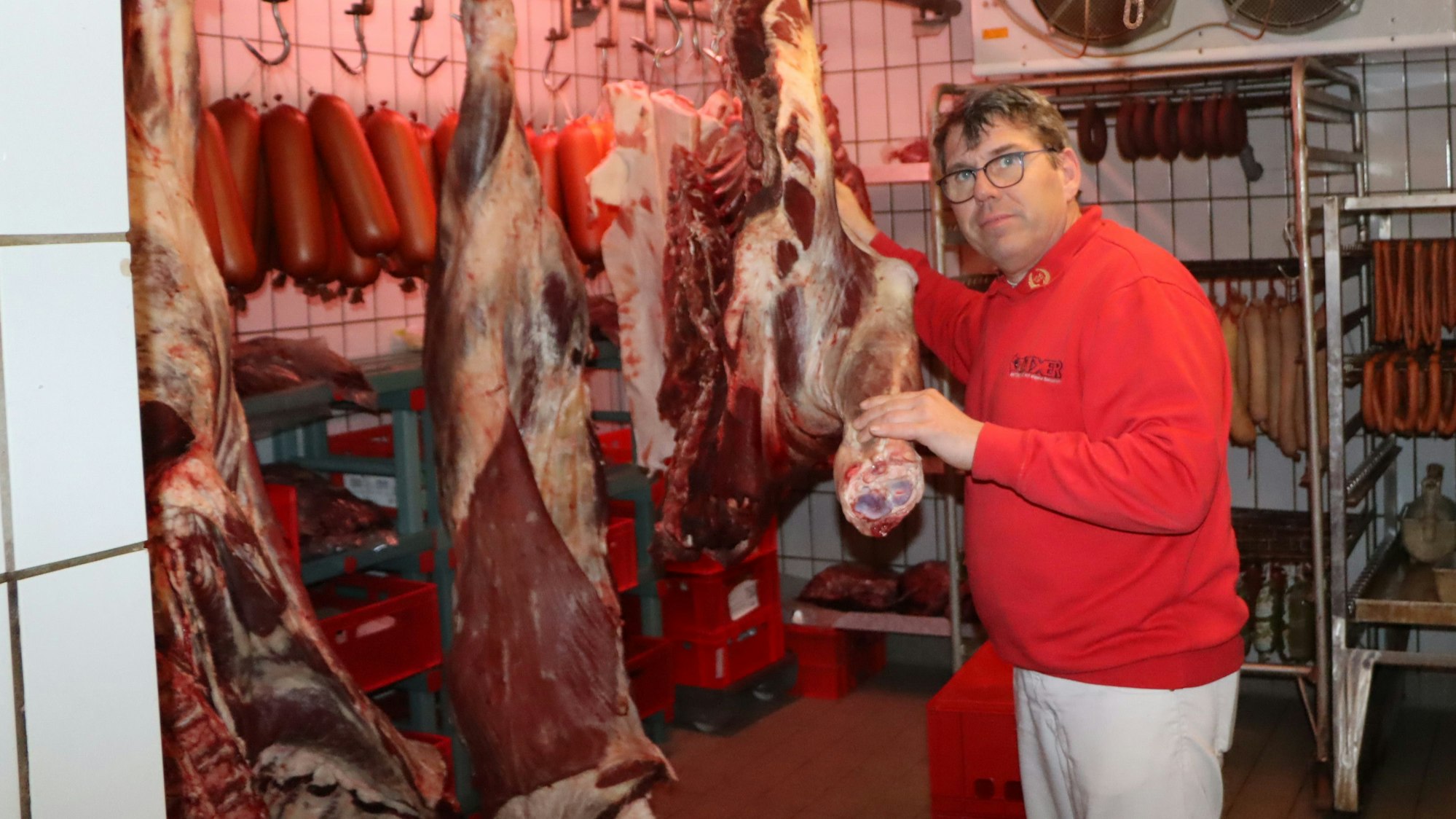 Auf dem Foto ist Wolfgang Axer in seiner Metzgerei zu sehen.