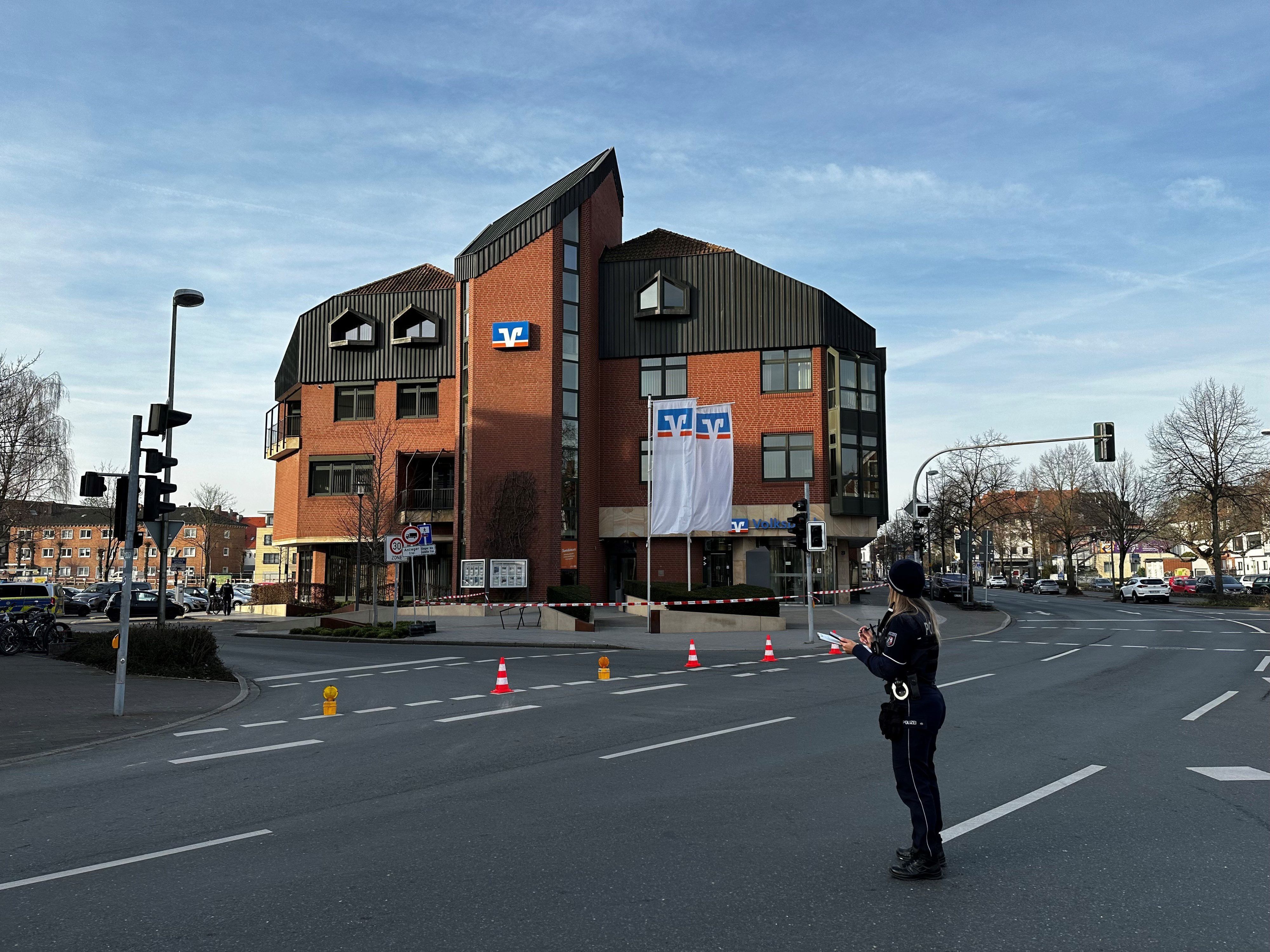 Das Gelände um eine Bankfiliale in Dorsten ist mit Pylonen und Absperrband versehen.