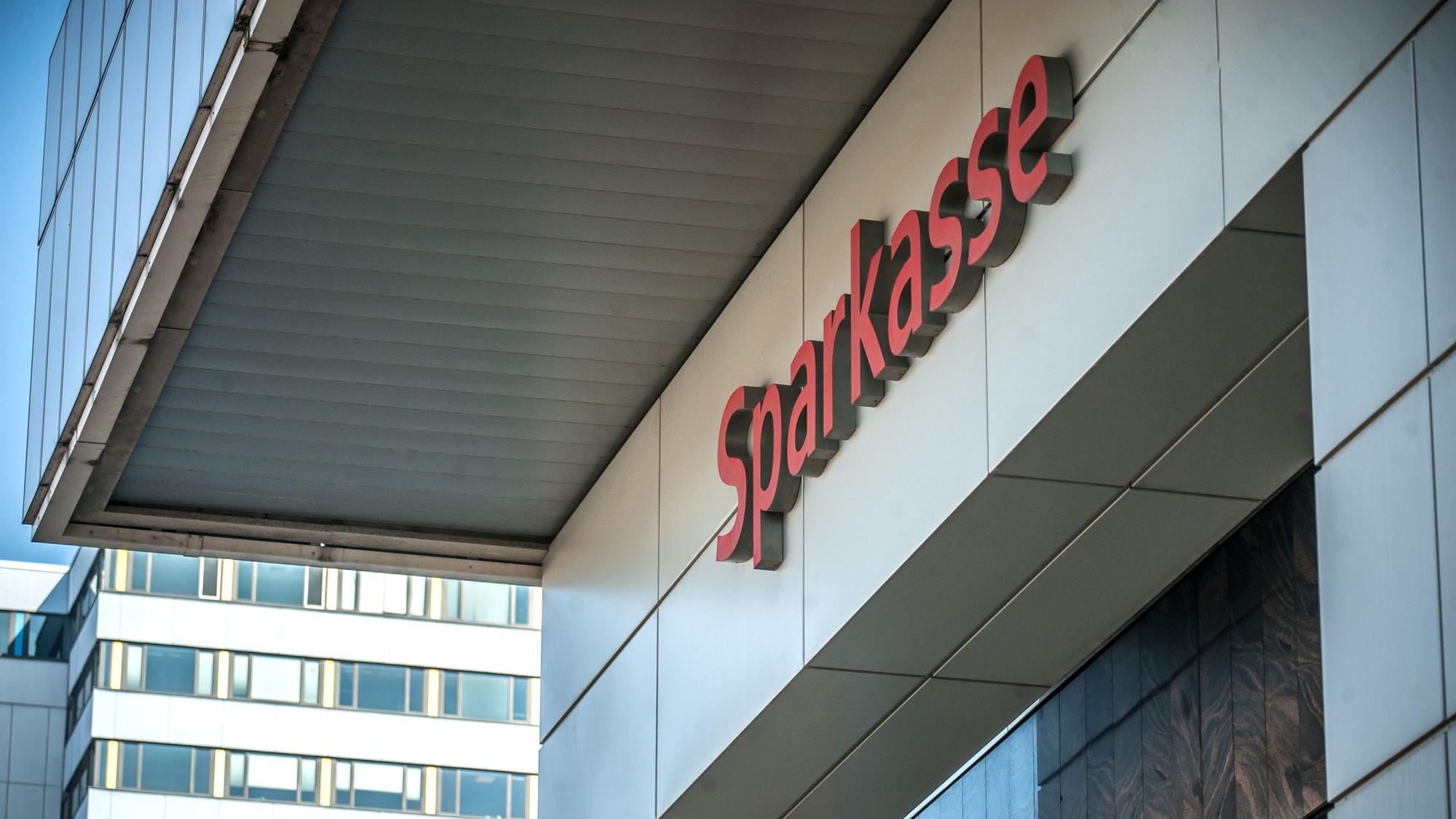 Blick auf den Schriftzug „Sparkasse“ an der Hauptstelle in der City C.