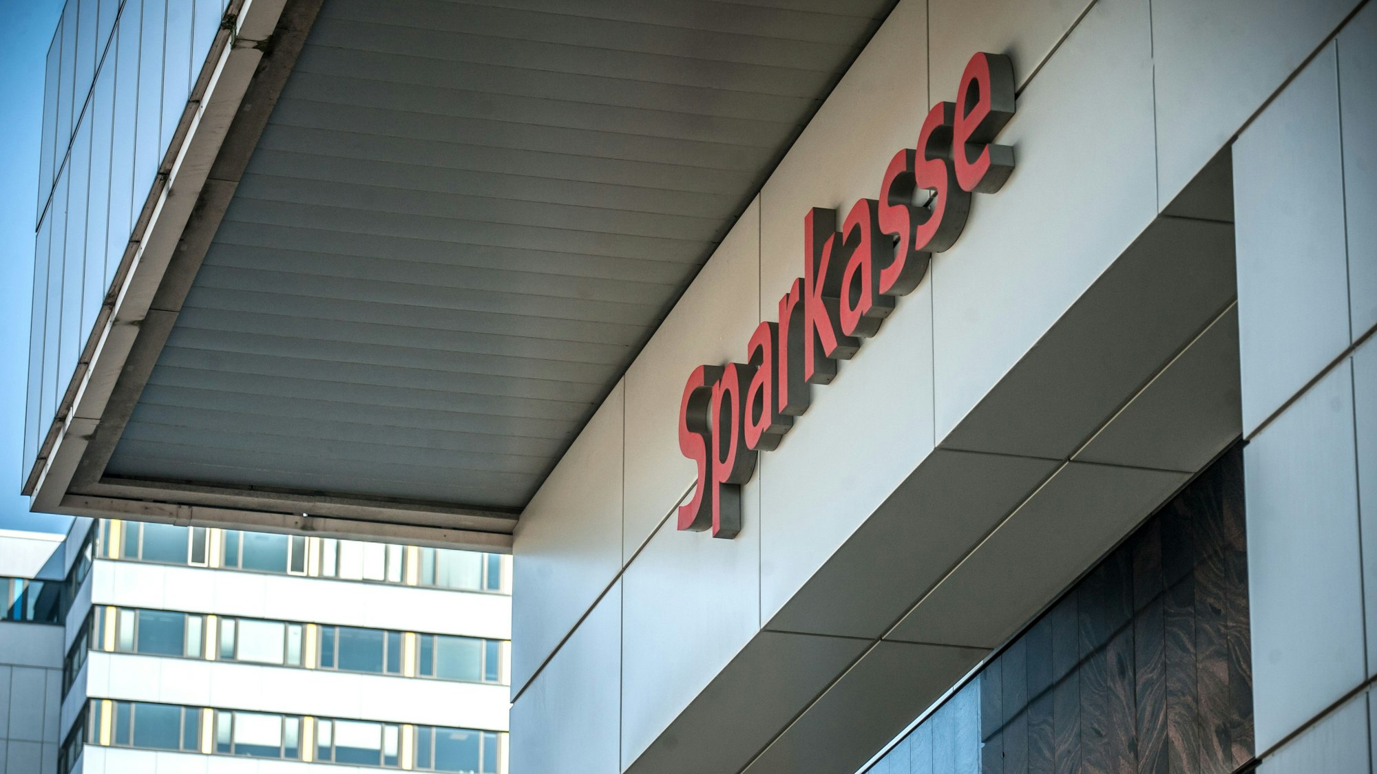 Blick auf den Schriftzug „Sparkasse“ an der Hauptstelle in der City C.