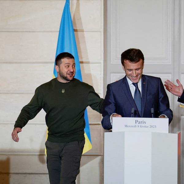 Emmanuel Macron (M), Präsident von Frankreich, Bundeskanzler Olaf Scholz (r, SPD) und Wolodymyr Selenskyj, Präsident der Ukraine, nehmen an einer gemeinsamen Pressekonferenz im Elysee-Palast in Paris teil.