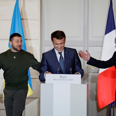 Emmanuel Macron (M), Präsident von Frankreich, Bundeskanzler Olaf Scholz (r, SPD) und Wolodymyr Selenskyj, Präsident der Ukraine, nehmen an einer gemeinsamen Pressekonferenz im Elysee-Palast in Paris teil.