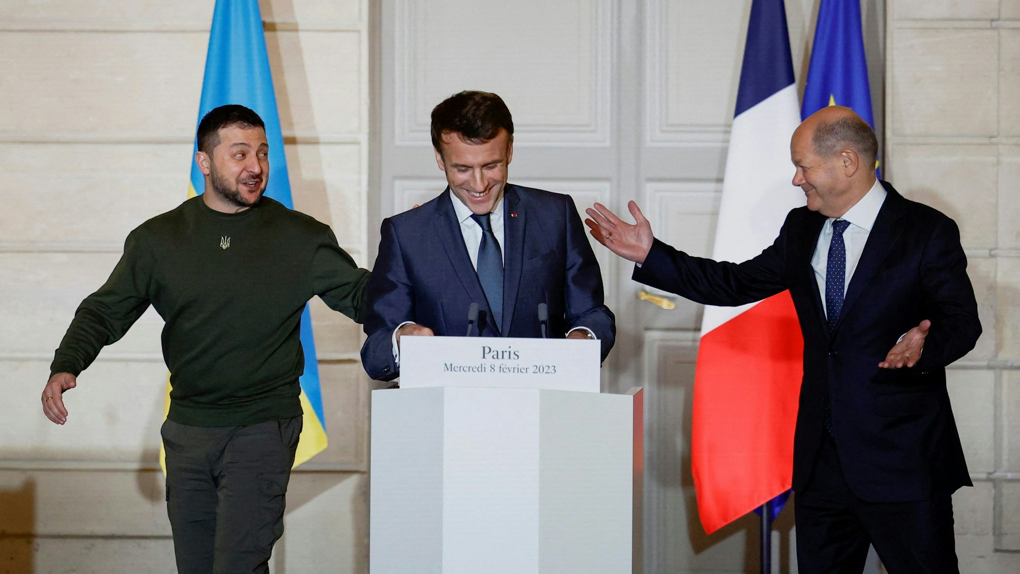 Emmanuel Macron (M), Präsident von Frankreich, Bundeskanzler Olaf Scholz (r, SPD) und Wolodymyr Selenskyj, Präsident der Ukraine, nehmen an einer gemeinsamen Pressekonferenz im Elysee-Palast in Paris teil.