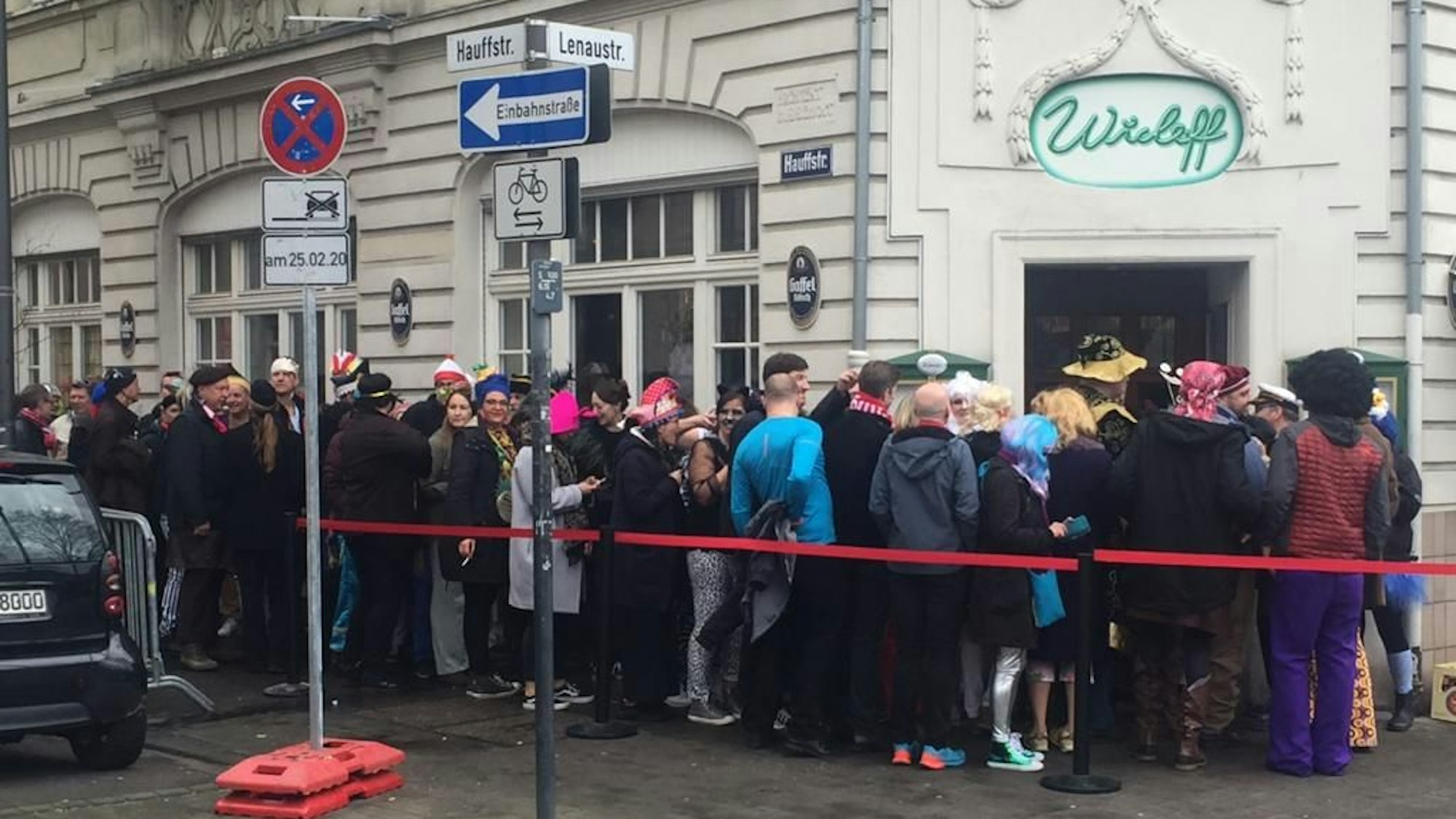 Jecke warten auf Einlass im «Wicleff» in Neuehrenfeld.