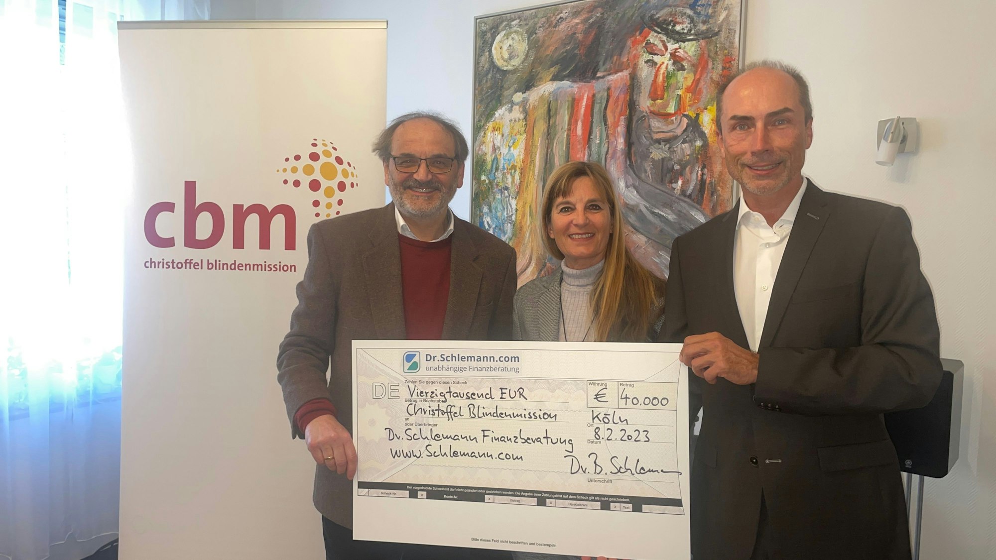 Der Kölner Unternehmer Berndt Schlemann hat mit seiner Ehefrau Lisa Schlemann 40.000 Euro an die Christoffel-Blindenmission gespendet. Dessen Vorstand, Peter Schießl, übernahm den symbolischen Scheck in Köln-Dellbrück.