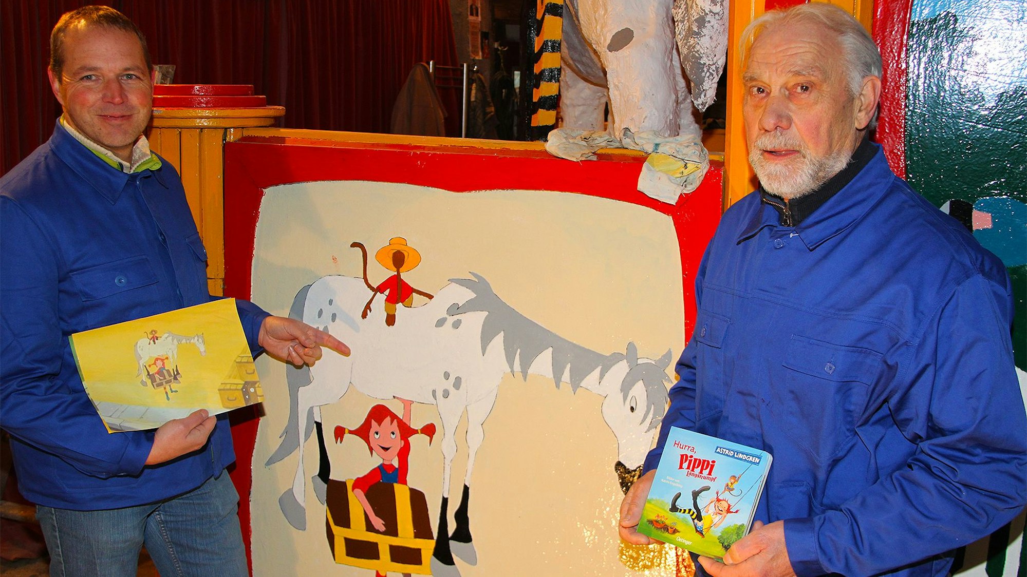 Es ist Paul Sinzig mit seinem Neffen vor dem Karnevalswagen zu sehen.