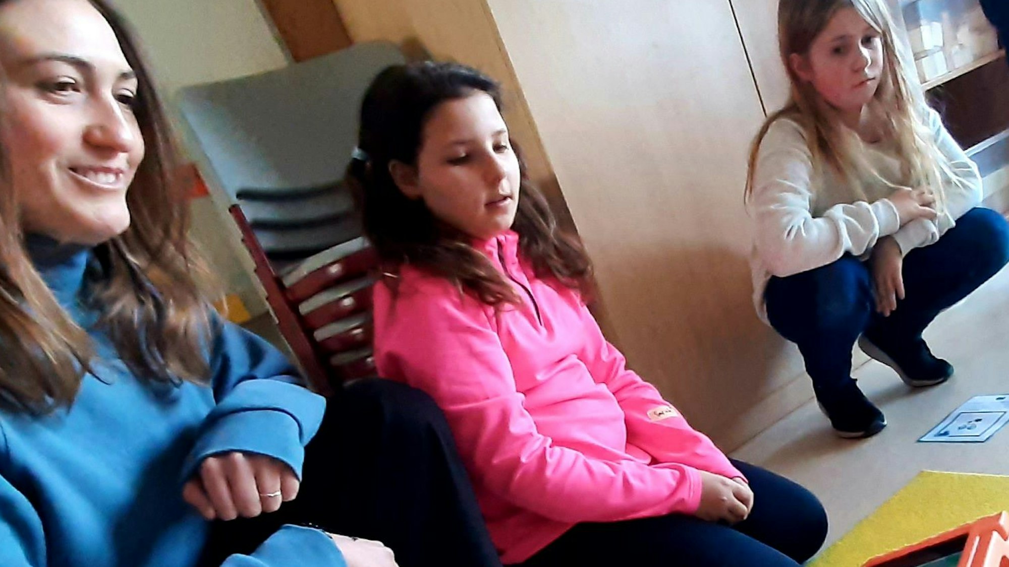 Die beiden Schülerinnen Sarah und Saphira (rechts) von der KGS Möwenschule in Leverkusen neben Tatjana Härle vom Familiengrundschulzentrum.