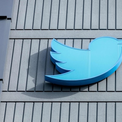 Das Logo der von Twitter am Hauptquartier in San Francisco (Symbolbild)